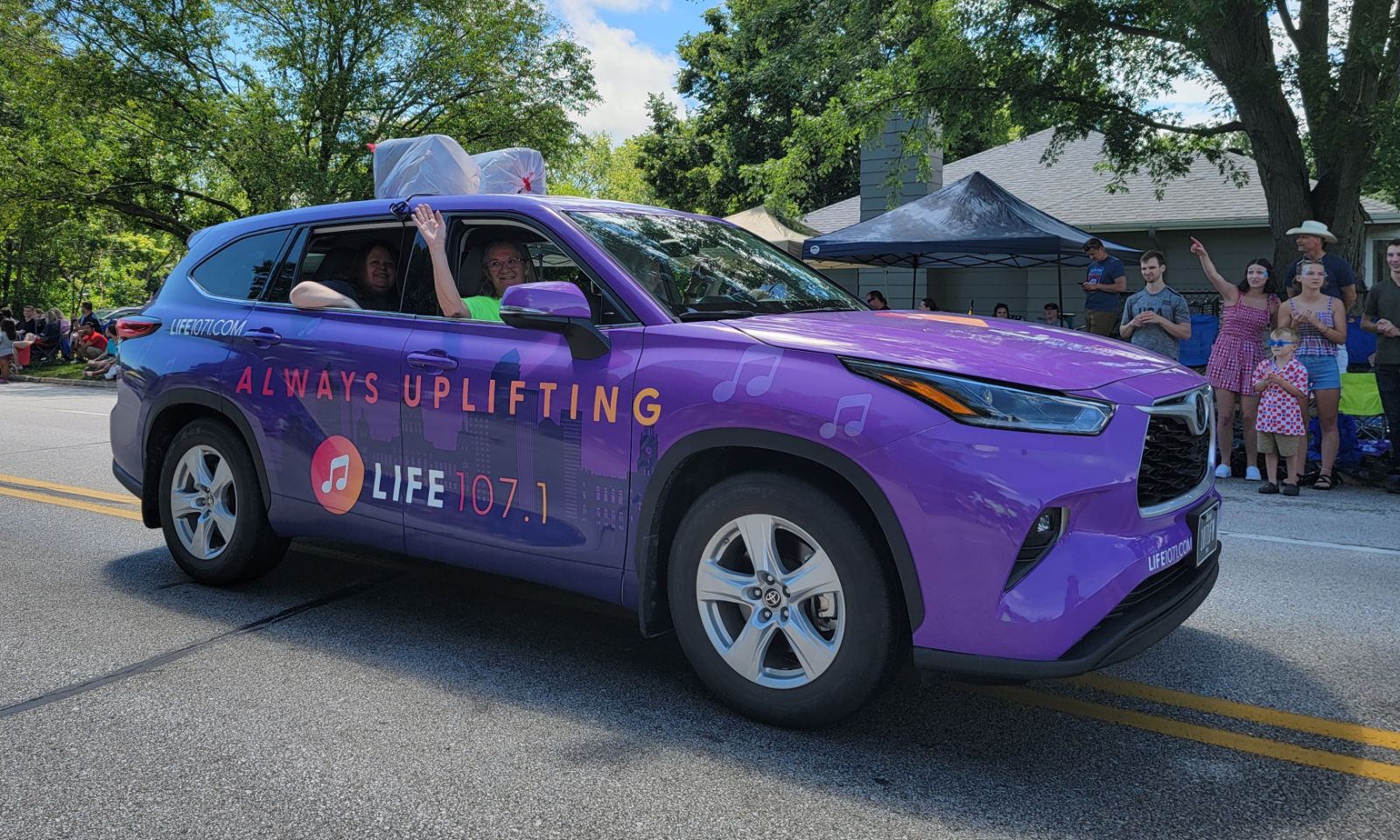 Life 107.1 car at parade